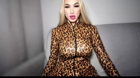 Snapshot of zarinastoun20 chatting on 12/09/24, 12:34 ZARINA online show from 12/09/24, 12:34