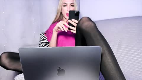 Snapshot of zarinastoun20 chatting on 01/09/25, 05:22 ZARINA online show from 01/09/25, 05:22