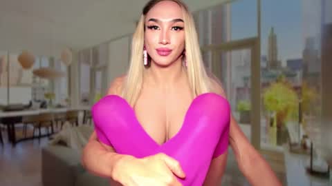 Snapshot of zarinastoun20 chatting on 02/07/25, 01:15 ZARINA online show from 02/07/25, 01:15