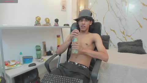 Snapshot of zayn_fox32 chatting on 05/12/26, 06:49 Zayn online show from 05/12/26, 06:49