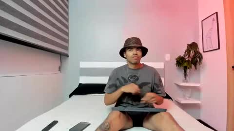 zaynshadow_ online show from 10/15/25, 02:44