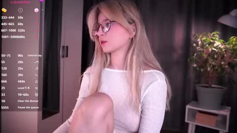 Snapshot of zegoi chatting on 11/12/25, 02:06 Avi online show from 11/12/25, 02:06