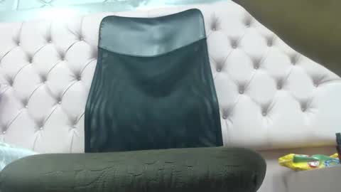 Snapshot of zelly_dirty chatting on 12/14/24, 01:05 zelly_dirty online show from 12/14/24, 01:05