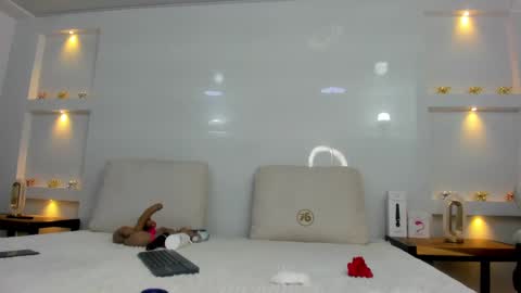 Zenda Evans online show from 09/25/25, 04:27