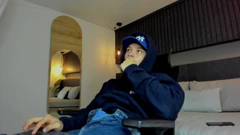 zeus online show from 02/11/25, 03:40