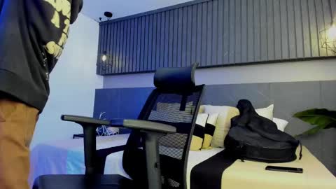 zeus online show from 02/12/25, 03:29