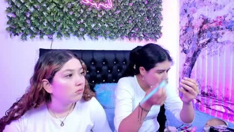 Snapshot of zoe_and_valeria chatting on 05/29/26, 02:48 Zoe And Valeria online show from 05/29/26, 02:48