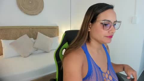 Snapshot of zoe_danae_ chatting on 06/17/26, 12:29 Zoe online show from 06/17/26, 12:29