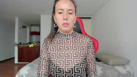 Snapshot of zoe_jeane_beker chatting on 05/08/26, 09:09 ZOE online show from 05/08/26, 09:09