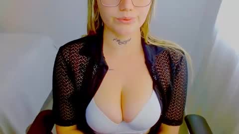 Snapshot of zoe_sexy69 chatting on 09/17/25, 05:47 ZOE online show from 09/17/25, 05:47