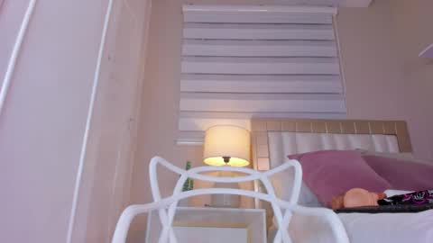 Hi guys i am Zoe  online show from 02/16/25, 12:21