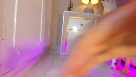 Hi guys i am Zoe  online show from 03/11/25, 05:46