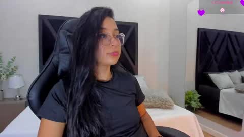 Snapshot of zoee_martins_ chatting on 05/13/26, 06:16 Zoe 3 online show from 05/13/26, 06:16