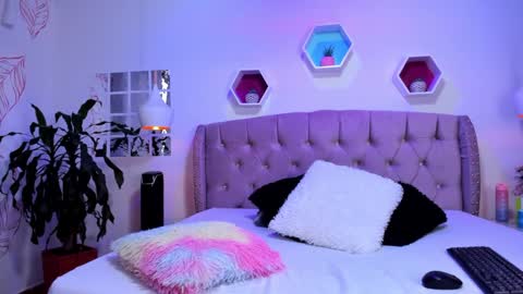 Zoe online show from 01/14/25, 03:57