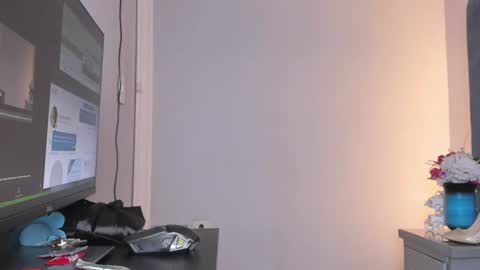 Snapshot of zoesmiitt chatting on 06/27/26, 12:10 zoesmiitt online show from 06/27/26, 12:10