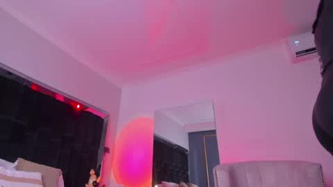 zoevidal_ online show from 02/13/25, 11:39