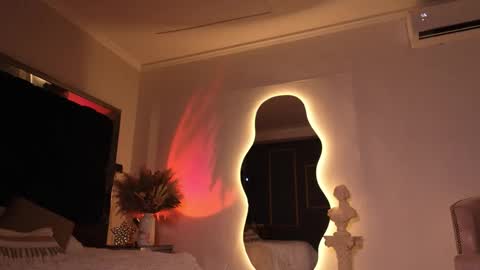 zoevidal_ online show from 12/05/25, 12:03