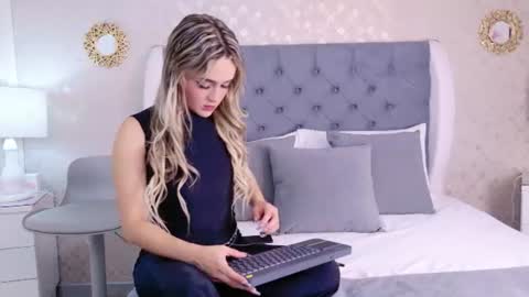 Snapshot of zoewilliis chatting on 07/10/26, 01:25 ZoeWilliis online show from 07/10/26, 01:25