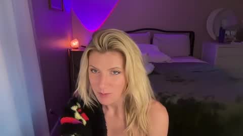 Zoeydanner online show from 12/02/24, 11:29