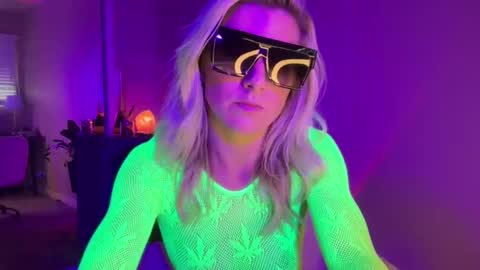 Zoeydanner online show from 12/11/24, 11:32