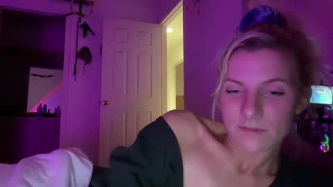 Zoeydanner online show from 12/20/24, 01:58