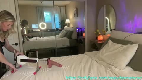 Zoeydanner online show from 10/22/25, 11:15