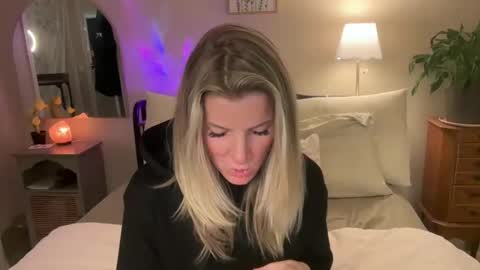 Zoeydanner online show from 03/06/26, 04:53