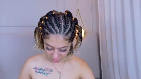 Snapshot of zoeypetit chatting on 07/22/26, 01:25 Zoey online show from 07/22/26, 01:25