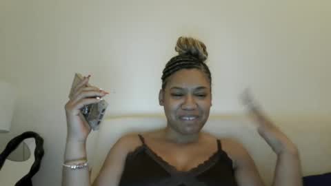 Snapshot of zoravoyce chatting on 02/23/25, 05:12 Treasure Golden online show from 02/23/25, 05:12