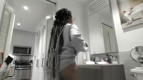 Snapshot of zoravoyce chatting on 09/19/25, 09:15 Treasure Golden online show from 09/19/25, 09:15