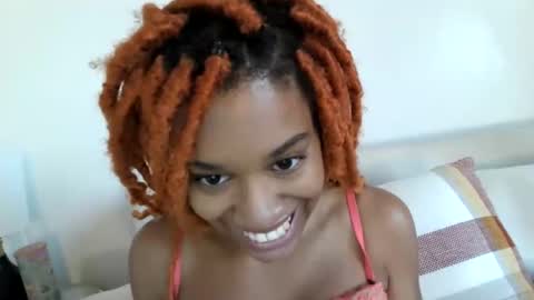 Snapshot of zoravoyce chatting on 10/26/25, 09:42 Treasure Golden online show from 10/26/25, 09:42