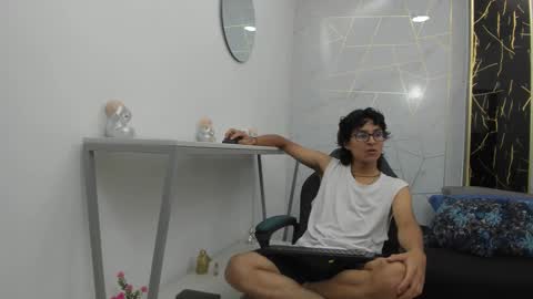     online show from 11/23/25, 07:35