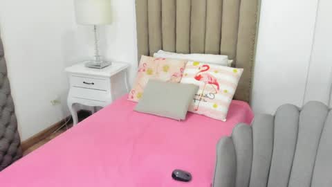 Im Zusan My schedule is from 1030pm to 430 am colombian time online show from 04/01/26, 02:56