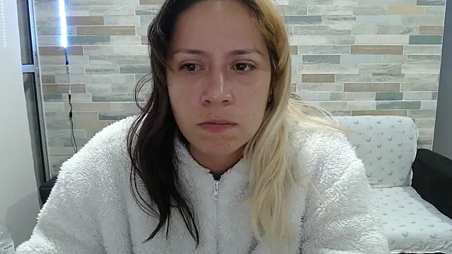 Snapshot of MommyMiaWs chatting on 10/03/25, 02:41 MommyMiaWs online show from 10/03/25, 02:41