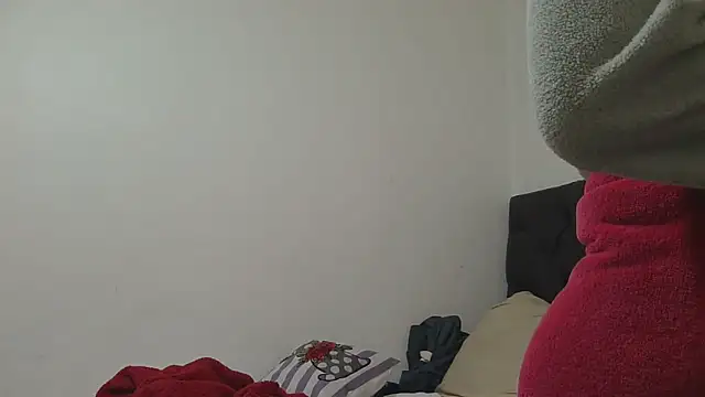 sluttylaura21 online show from 05/14/26, 06:53