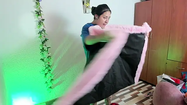 Hanna moore1 online show from 12/19/24, 12:56