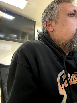 Snapshot of tank32s chatting on 11/09/25, 10:13 tank32s online show from 11/09/25, 10:13