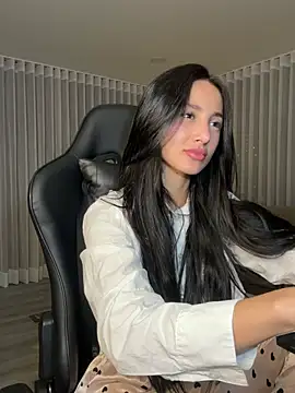 Snapshot of EvaMoet chatting on 12/13/24, 05:49 EvaMoet online show from 12/13/24, 05:49