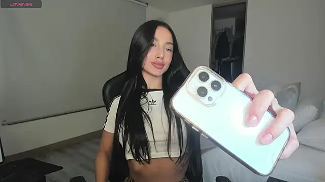 Snapshot of EvaMoet chatting on 03/12/25, 06:07 EvaMoet online show from 03/12/25, 06:07