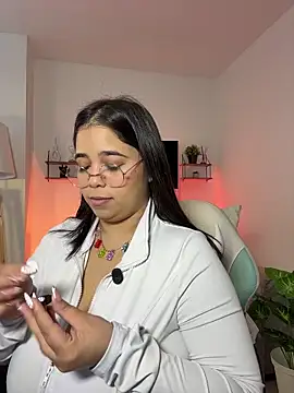 tati reyess online show from 10/06/25, 01:19