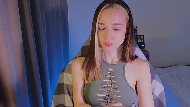 Snapshot of shey1i chatting on 12/20/25, 12:45 shey1i online show from 12/20/25, 12:45