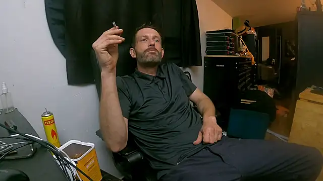 Snapshot of leanjamesdean chatting on 10/20/25, 05:52 leanjamesdean online show from 10/20/25, 05:52