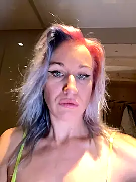 Snapshot of Dina-Light chatting on 12/04/24, 09:46 Dina-Light online show from 12/04/24, 09:46