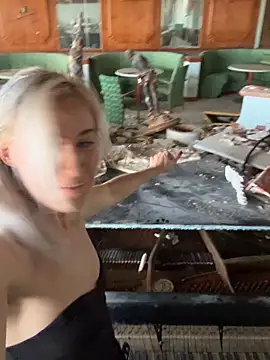 Snapshot of Dina-Light chatting on 02/14/25, 01:29 Dina-Light online show from 02/14/25, 01:29