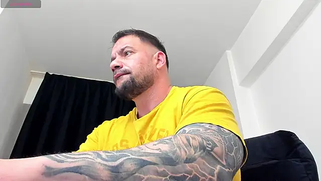 Snapshot of musclemonster31 chatting on 05/05/26, 03:58 musclemonster31 online show from 05/05/26, 03:58