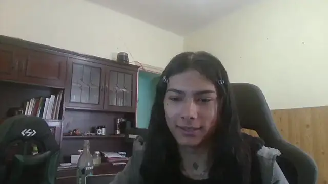 Snapshot of calliemaggotbone chatting on 04/17/26, 10:40 calliemaggotbone online show from 04/17/26, 10:40