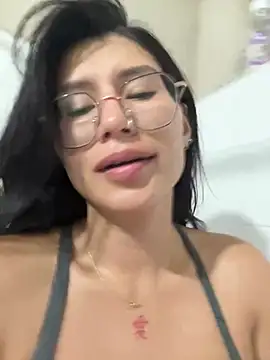 Snapshot of emily_villamil chatting on 02/28/26, 04:41 emily villamil online show from 02/28/26, 04:41