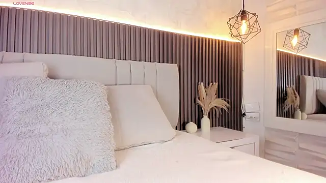 Snapshot of SHANONCLARK chatting on 11/07/25, 07:14 SHANONCLARK online show from 11/07/25, 07:14