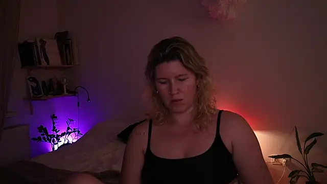 moonamii online show from 12/13/25, 08:04