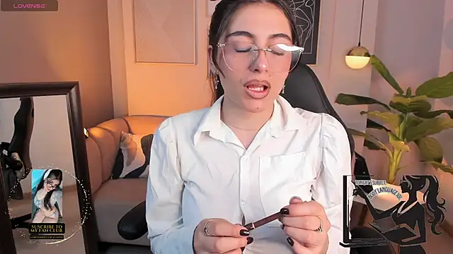 Snapshot of Ellie_Jhonson__ chatting on 10/27/25, 12:04 Ellie Jhonson   online show from 10/27/25, 12:04